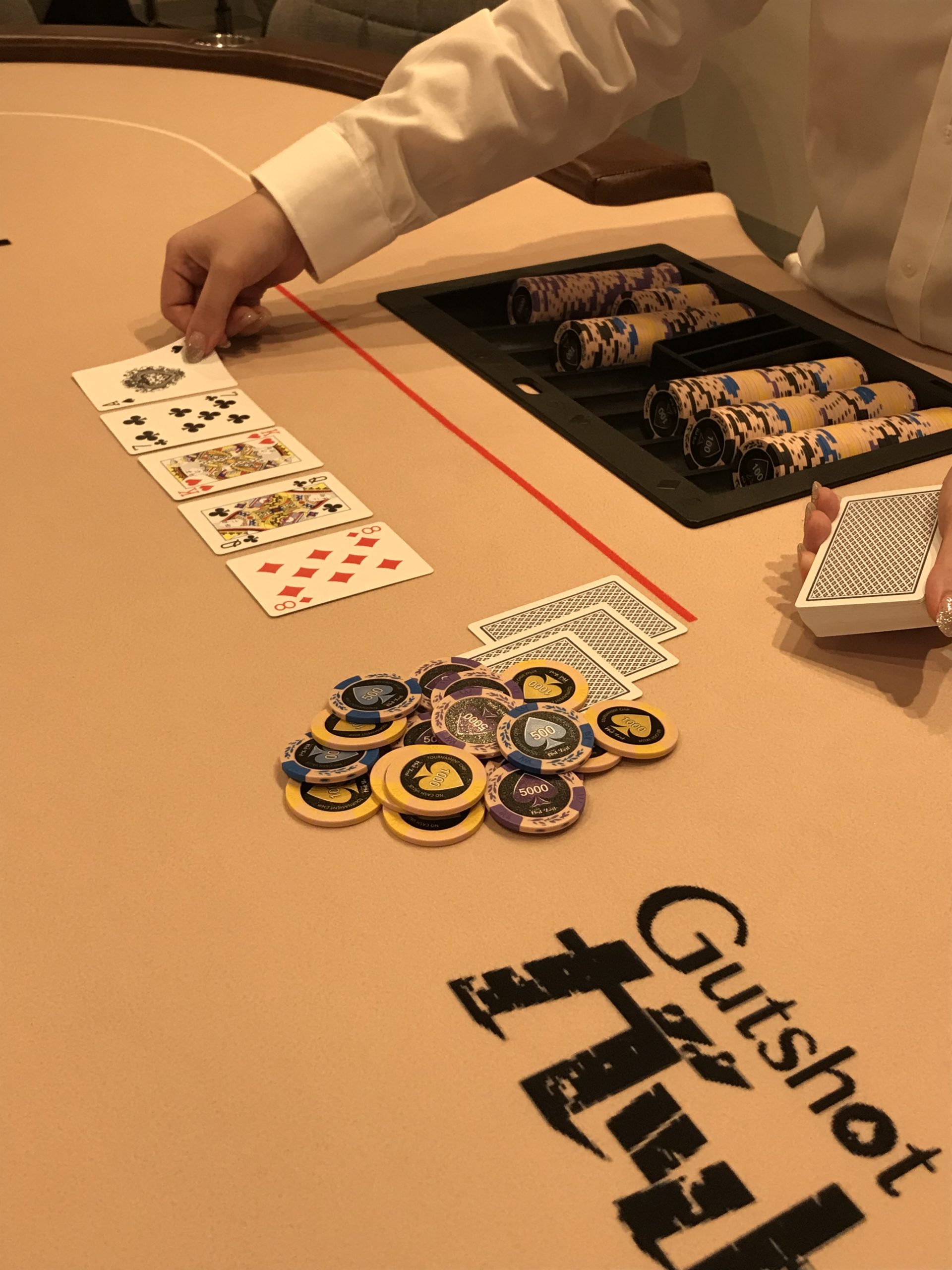 ポーカーテーブルでのディーリング