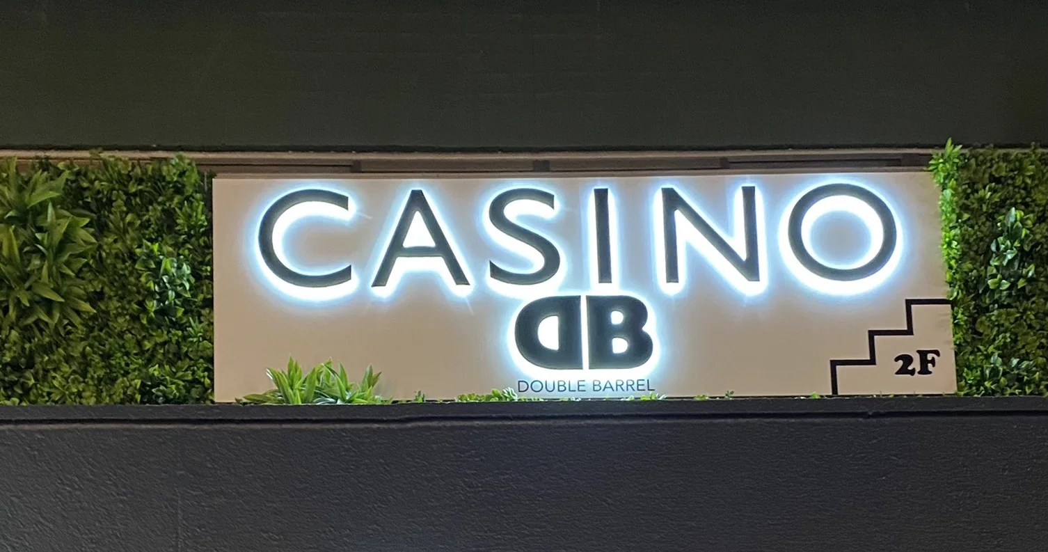 DOUBLE BARRELの店舗看板