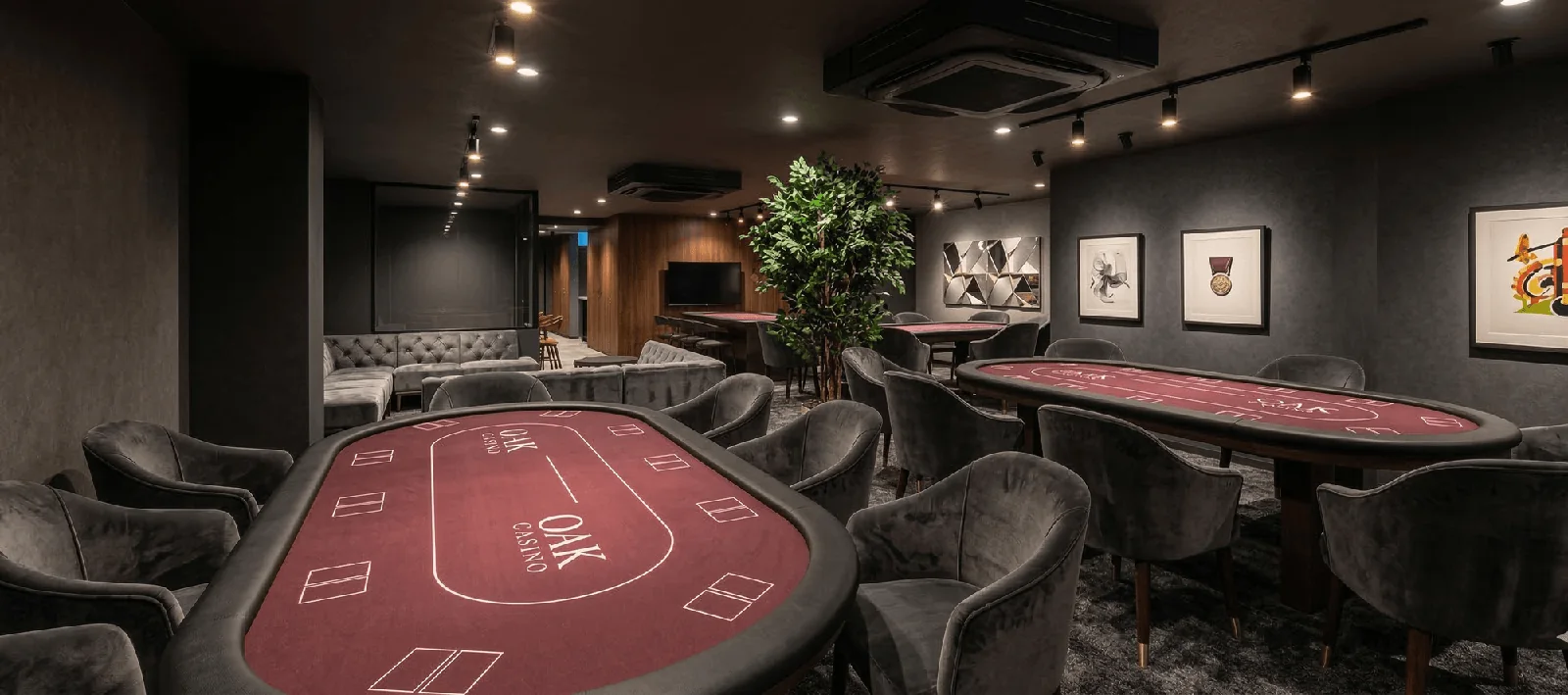 OAK CASINO 熊本のポーカーテーブルのある店内