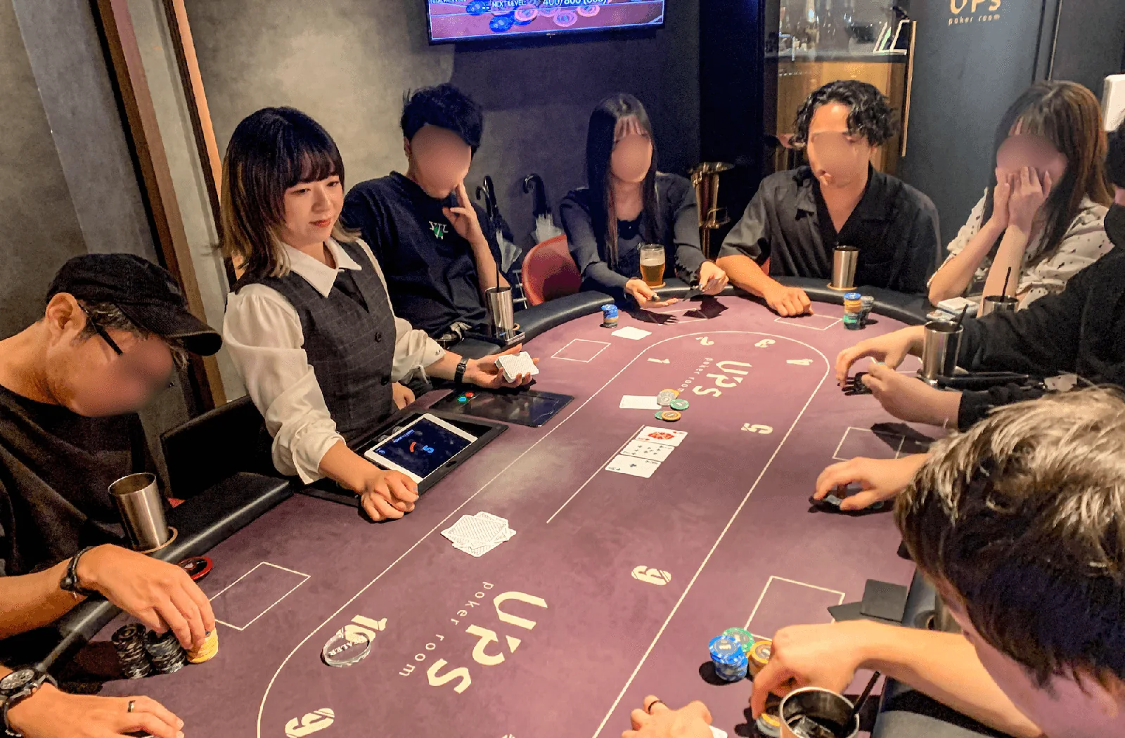 OAK CASINO 熊本の店内でのポーカーの様子