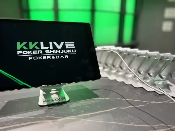 KKLIVE POKER 新宿のポーカーテーブルと店内