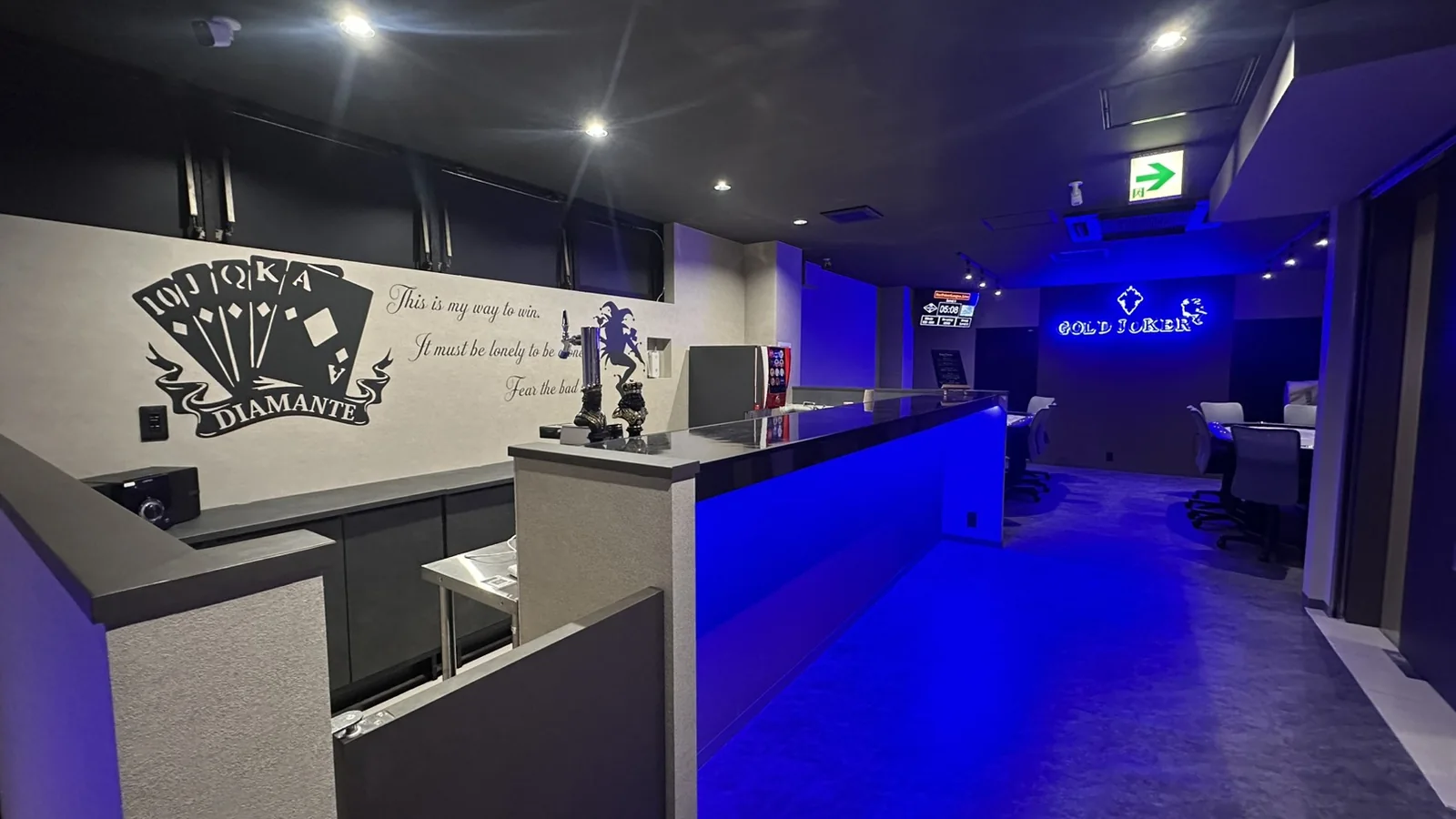 横浜ポーカーBar GOLD JOKER 本厚木店のカウンターと店内の様子