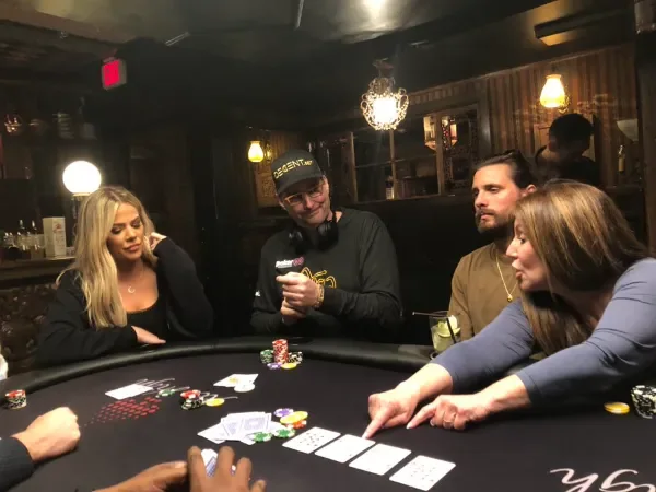 KKLIVE POKER 新宿の店内でのポーカープレイ
