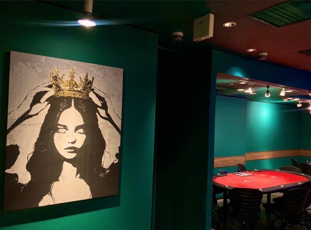 SPARKLの壁画と店内のテーブル配置