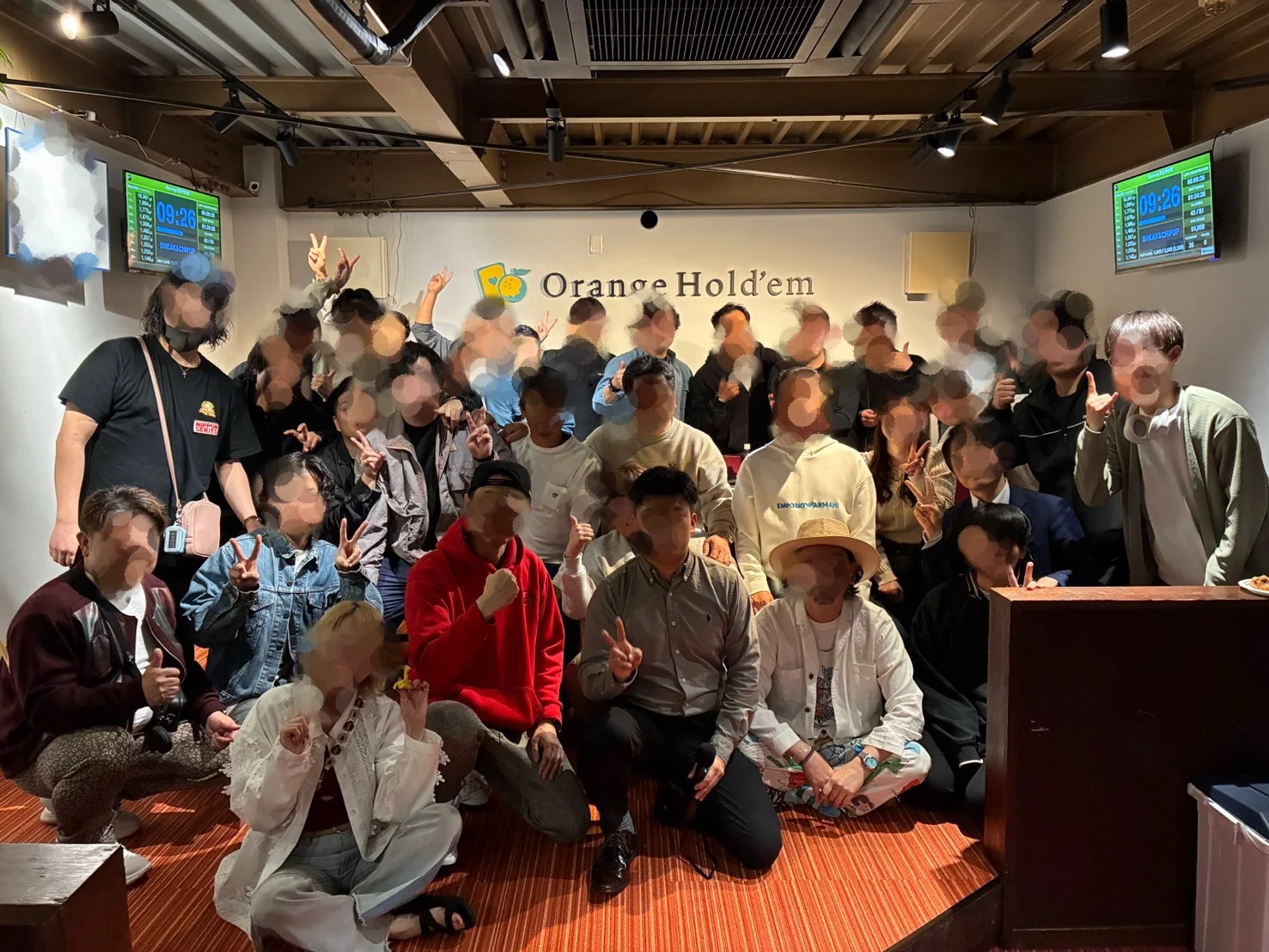 オレンジホールデムの店内の集合写真