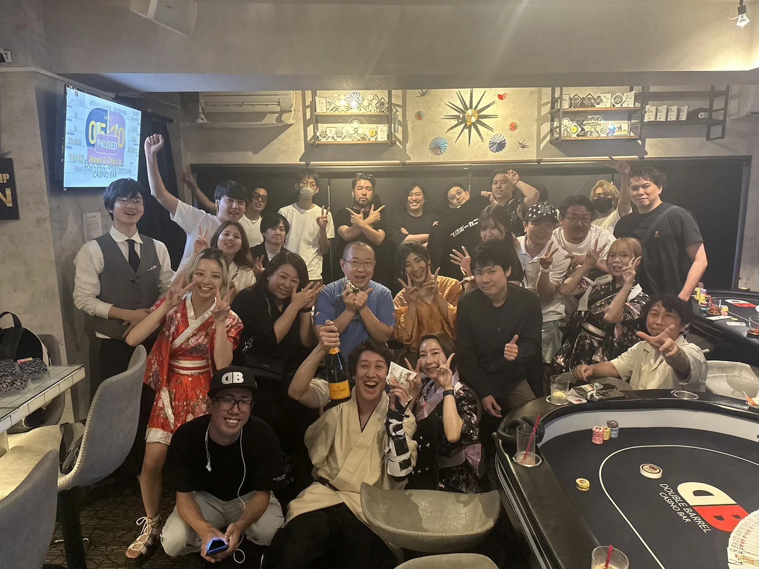 中目黒店の店内での集合写真